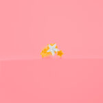 Piercing Dorado de Acero Inoxidable de Estrellitas fondo rosa