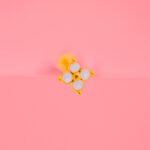 Piercing Dorado de Acero Inoxidable de Flor fondo rosa