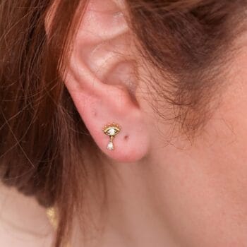 Piercing Dorado de Acero Inoxidable de Ojo y Lágrima vista puesto