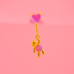 Piercing Dorado de Acero Inoxidable de Osito Colgando fondo rosa