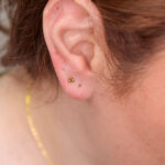 Piercing Dorado de Acero Inoxidable de Tres Bolitas - Imagen 2