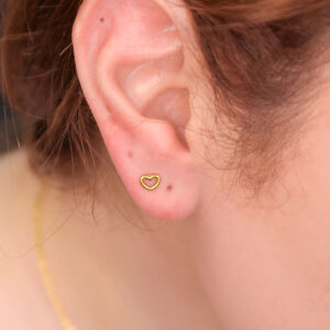 Piercing dorado de acero inoxidable de corazón hueco vista puesto
