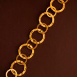 Pulsera Dorada de Acero Inoxidable de Aros - Hoopau fondo oscuro