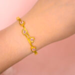 Pulsera Dorada de Acero Inoxidable de Corazones - Estilo Grimpante vista puesto