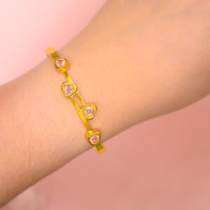 Pulsera Dorada de Acero Inoxidable de Corazones - Estilo Grimpante vista puesto