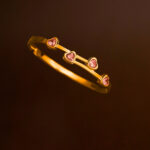 Pulsera Dorada de Acero Inoxidable de Corazones - Estilo Grimpante fondo oscuro