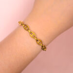 Pulsera Dorada de Acero de Titanio - ADN pieza puesta