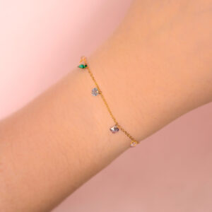 Pulsera Dorada de Acero de Titanio con Piedras - Carnaval pieza puesta