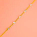 Pulsera Dorada de Acero de Titanio con Piedras (blanco) - Kala fondo rosa