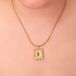 Relicario Dorado de Acero Inoxidable de Libro - Puke vista puesto