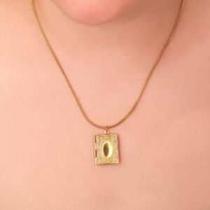 Relicario Dorado de Acero Inoxidable de Libro - Puke vista puesto