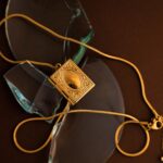 Relicario Dorado de Acero Inoxidable de Libro - Puke - Imagen 3