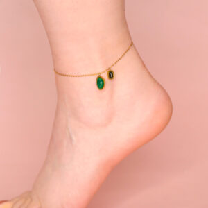 Tobillera Dorada de Acero de Titanio con Piedras - Vigubas pieza puesta